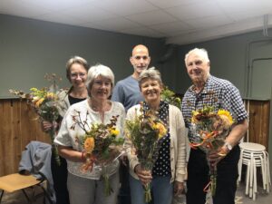 Winnaars en vrijwiligers in de bloemen